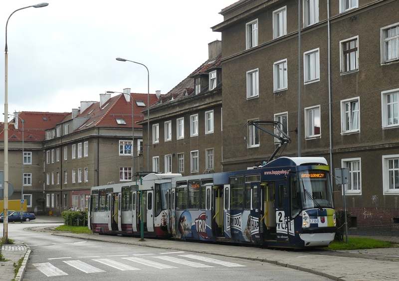 788+786
Szczecin to jedyne miasto poza Warszawą, którym są bulwy, łącznie jest ich 20 sztuk - produkcja: 14 sztuk wagonów silnikowych 2000-2001 przez Konstal i sześć doczep w 2007 przez Protram. 
Bulwy stoją przy dawnym dworcu Szczecin Niebuszewo, który do 30.9.2002 ( tak dziesięć lat temu! ) obsługiwał pociągi pasażerskie do Polic i Trzebieży, a jeszcze w latach 90-tych XX wieku docierały do niego pociągi dalekobieżne.
2 jeździ od Dw. Niebuszewo do pętli Basen Górniczy, która jest węzłem przesiadkowym dla prawobrzeża.
Słowa kluczowe: 105N2K/2000 788+786 2 DworzecNiebuszewo