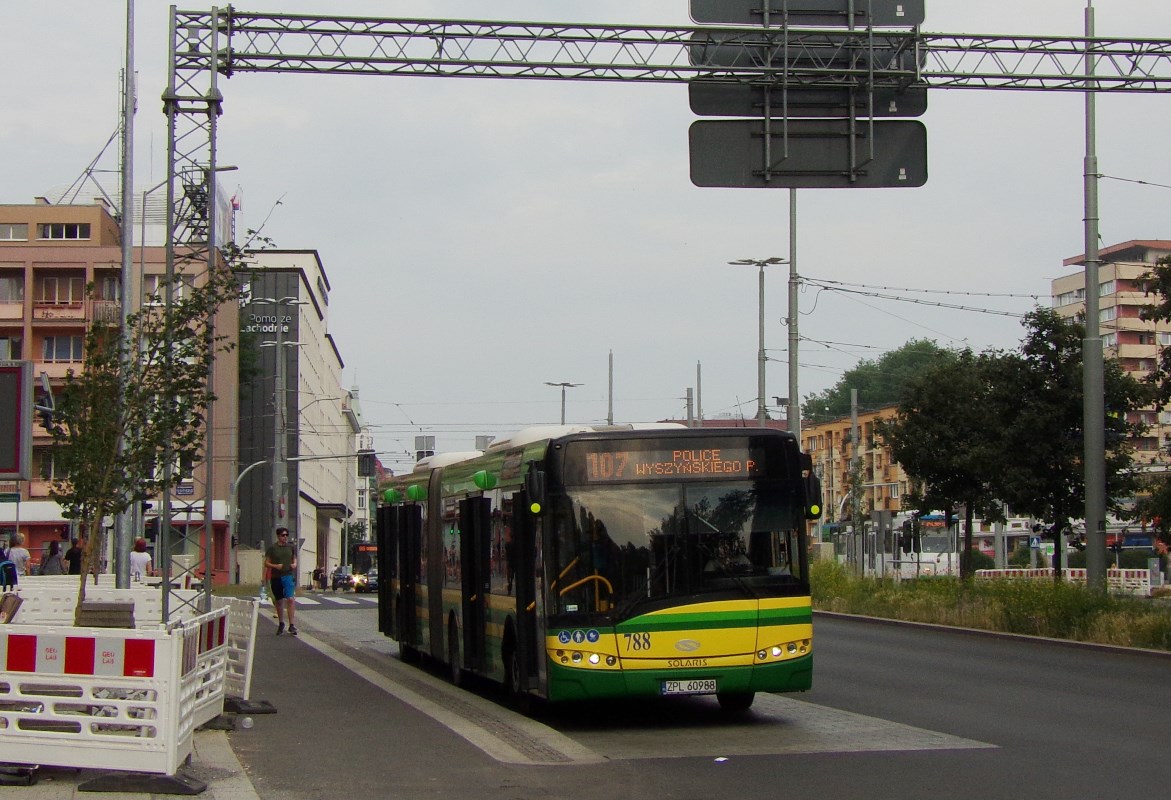 788
Po modernizacji torowiska tramwajowego i jezdni przy Placu Rodła przeniesiono przystanek końcowy linii 107 na drugą stronę ulicy. 
Słowa kluczowe: SU18 788 107 PlacRodła