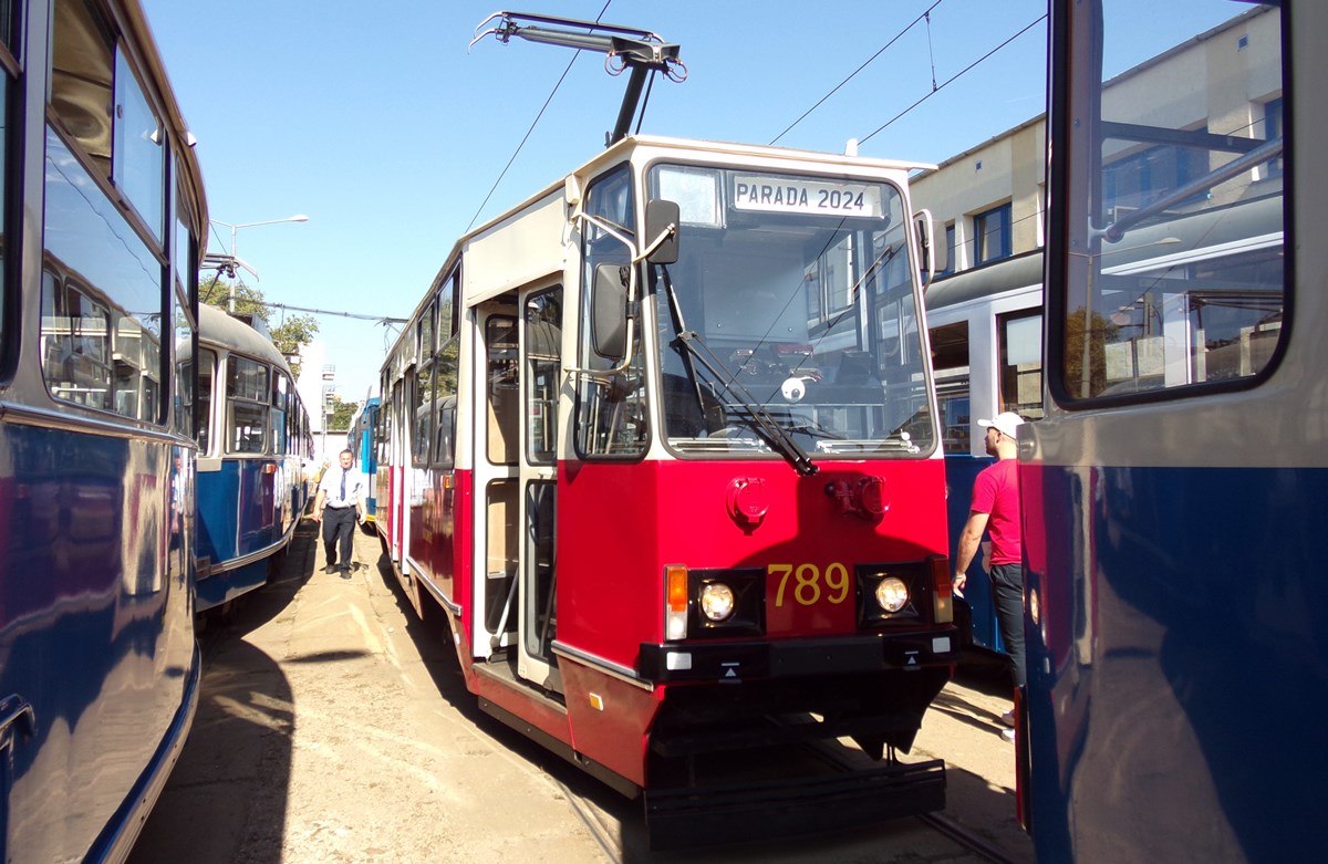 789
Wóz o numerze 789 to tramwaj typu 105NT. To wersja rozwojowa wagonów 105N/Na wyróżniająca się tyrystorowym układem rozruchowym, cechująca się zmniejszeniem zużycia energii elektrycznej poprzez to, że podczas hamowania część energii wagon oddawał z powrotem do sieci. MPK Kraków będąc pionierem w tej dziedzinie użytkowało ich najwięcej w Polsce, bo aż osiem sztuk. W Krakowie wagony te użytkowano do 2006 r., kiedy bezpowrotnie zepsuł się ostatni wóz tego typu. 
Wagon nr 789 rocznik 1989 pierwotnie trafił do WPK Katowice i do 2007 r. eksploatowany na GOP-ie. W tym samym roku wypożyczony i później sprzedany do MPK Kraków z przeznaczeniem na holownik. W 2022 r. wyremontowany na wóz dwufunkcyjny - historyczny i techniczny ( jako przecierak ). Wóz posiada barwy i oznaczenia WPK Katowice.
Słowa kluczowe: 105NT 789 ZajezdniaPodgórze