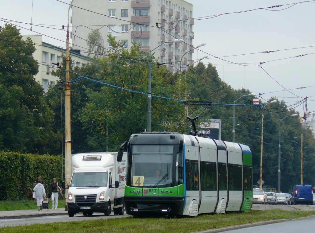 817
Czwórka po zamknięciu trasy na Potulickiej na Krzekowo. Od września na niej jeździ jeden Swing - kolejna wrześniowa nowość. Piękny dzień na rozpoczęcie roku szkolnego - deszcz przez cały dzień.
Słowa kluczowe: 120NaS2 817 4 AlejaPowstańcówWielkopolskich