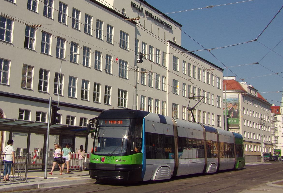 823
27 czerwca 2022 tramwaje wróciły na Plac Rodła, przez który tramwaje nie jeździły od jesieni 2021 roku. Spowodowane to było modernizacją infrastruktury tramwajowej w tej części Szczecina. Przejezdność przez Plac Rodła tramwaje mają w trzech kierunkach: wschód ( na Pogodno ), zachód ( do Stoczni ) i południe ( do Bramy Portowej ).
Na jedynce planowo są dwa tramwaje niskopodłogowe.
Słowa kluczowe: 120NaS2 823 1 Piłsudskiego