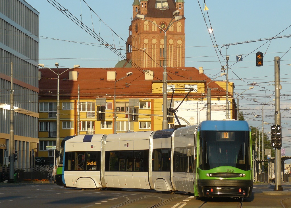 825
W kwestii szczecińskich tramwajów to wszystko. 
Słowa kluczowe: 120NaS2 825 10 PlacBramaPortowa