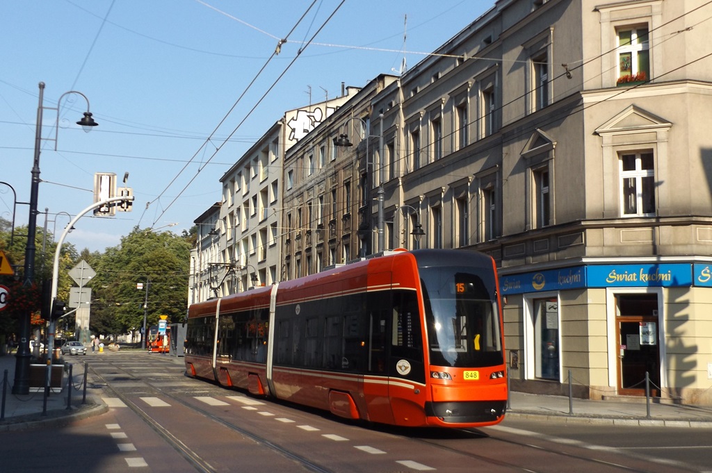 848
Przedstawiciel jednego z typów niskopodłogowych tramwajów w GOP-ie na linii 15 łączącej Katowice z Sosnowcem.
Słowa kluczowe: 2012N 848 15 3Maja Katowice