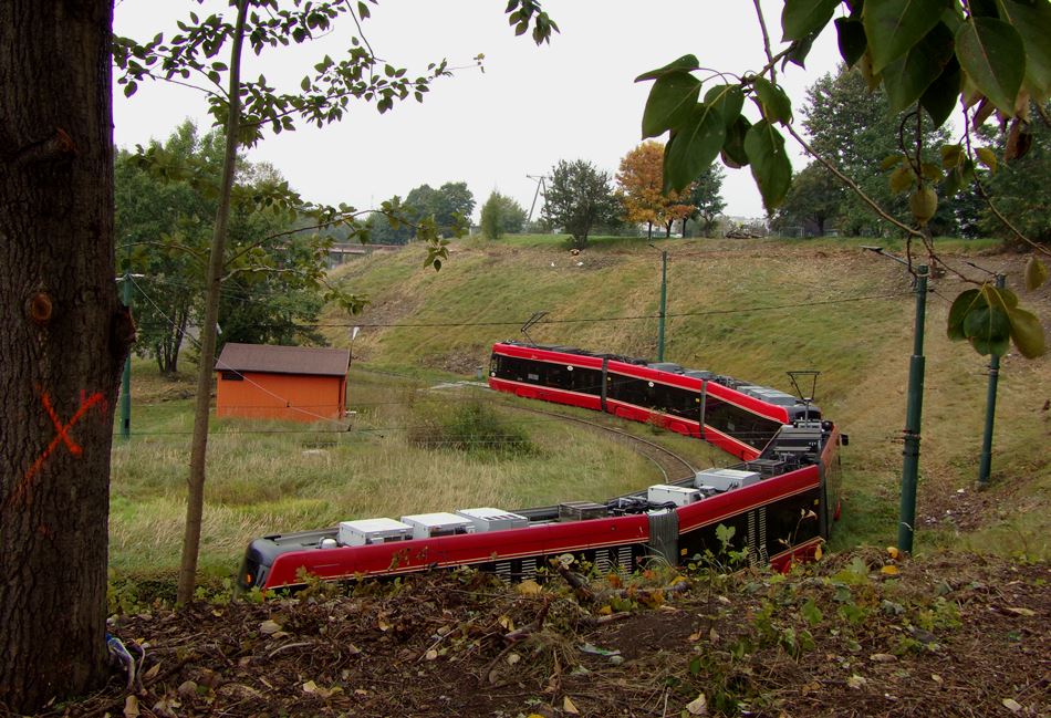 848
Obecnie ( od roku 2020 ) w Sosnowcu trwa budowa trasy tramwajowej w głąb osiedla Zagórze - będącej wydłużeniem tej która kończy się właśnie w miejscu widocznym na zdjęciu. Ta pętla ulegnie przebudowie. Stara trasa na Zagórzu ( do tejże pętli ) była ostatnią oddaną do użytku trasą tramwajową ( nie licząc odcinków zastępujących zamknięte tory czy nowe pętle ) w regionie śląsko-zagłębiowskim  - miało to miejsce w 1982 r.. Podpisanie umowy na owe wydłużenie miało miejsce w zeszłym roku ( czyli po aż 38 latach od tamtego wydarzenia ).
Zasadniczo na Zagórze dociera 15 z Katowic ( ma również dojeżdżać do nowej pętli ) i 35 z Milowic ( osiedle w Sosnowcu ). Kilka dni po zrobieniu zdjęcia pętlę zamknięto - 15 jeździ na Pogoń ( część Sosnowca ), zaś 35 nadal - tylko taborem dwukierunkowym.
Słowa kluczowe: 2012N 848 15 Sosnowiec ZagórzePętla