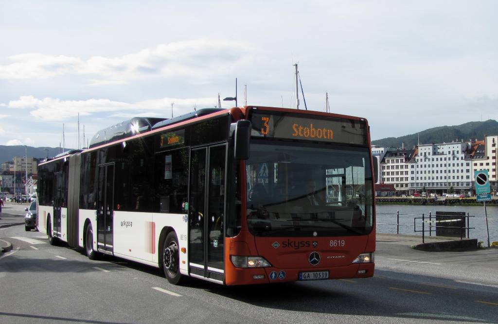 8619
Mercede Citaro G z Tide Buss AS na linii 3 w Bergen. Przewoźnik ten jeździ tu na zlecenie Skyss - spółki zajmującej się administrowaniem transportem publicznym na terenie okręgu Hordaland, którego stolicą jest Bergen.
Za zgodą autorki Barbary Pukało.
Słowa kluczowe: O530G 8619 3 Bergen