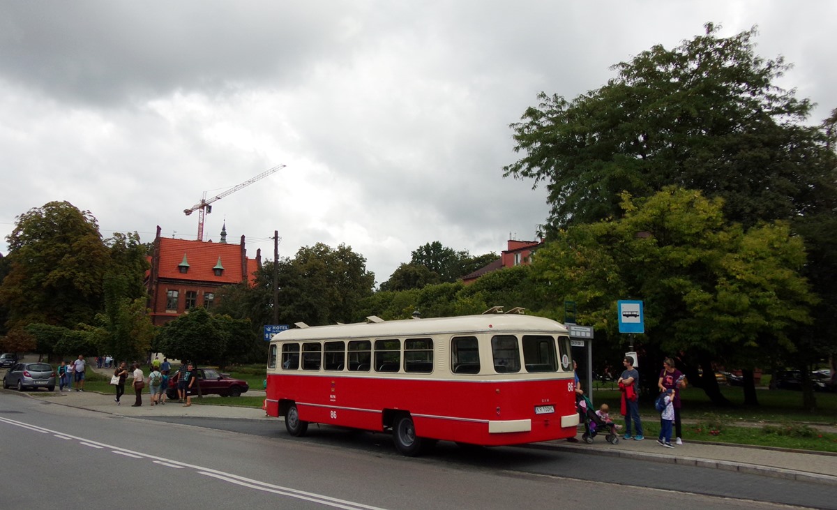 86
Sany H01B były eksploatowane w Krakowie w latach 1955-1965 w ilości 110 pojazdów. Jest to jedyny zachowany egzemplarz tego modelu w Polsce. Zakupiony przez MPK w 2005 r. i wyremontowany wspólnie przez Autosan i MPK w 2006 r..
Autobus jeździł ciągle opóźniony, gdyż trasa linii specjalnej była bardzo wymagająca dla wozu ( kilka wzniesień i długość trasy ).
Słowa kluczowe: H01B 86 Wieliczka Dembowskiego