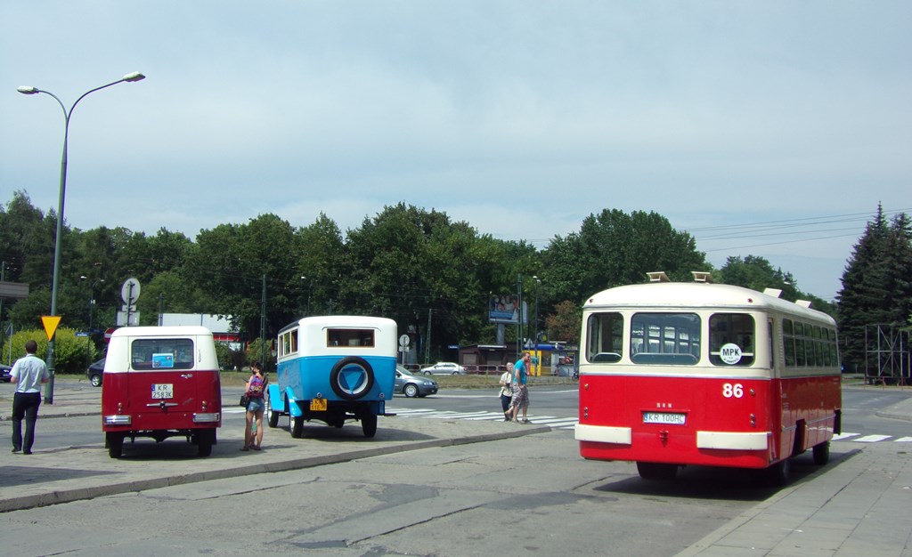 86
Kolejną atrakcją była mała wystawa zorganizowana na pętli Kombinat zestawiona z pojazdów widocznych na zdjęciu:
Nysa N59M - 28 ( rocznik 1959 ) - mikrobusy użytkowane przede wszystkim w celach technicznych,
Rugby L Durant - 19 ( rocznik 1929 ) - przedstawiciel modelu eksploatowanego w Krakowie przed II WŚ,
San H01 - 86 ( rocznik 1959 ) - takie w ilości 110 sztuk jeździły po Krakowie w latach 1958 - 1965.
Słowa kluczowe: H01 86 Kombinat