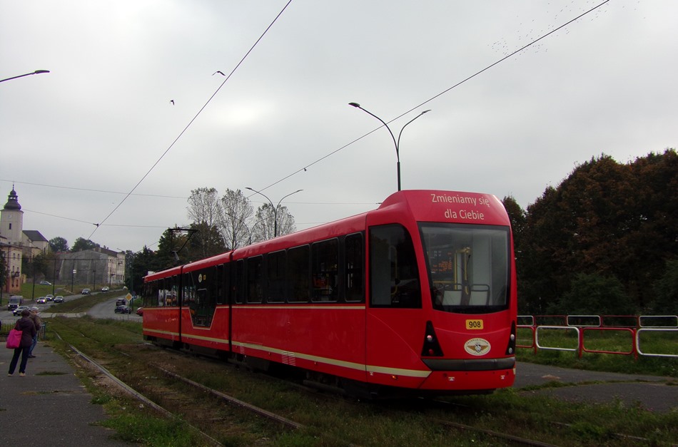 908
W latach 2010 - 2013 Tramwaje Śląskie kupiły z Frankfurtu n. Menem piętnaście wagonów Pt ( trzyczłonowe, dwukierunkowe i wysokopodłogowe ). Część wagonów zmodernizowano - środkowy człon wymieniono na niskopodłogowy i zlikwidowano drzwi z jednej strony i jedną kabinę. Wóz jest na linii 21 łączącej Sosnowiec, Będzin i Dąbrowę Górniczą.
Słowa kluczowe: Ptm 908 21 Będzin AlejaKołłątaja