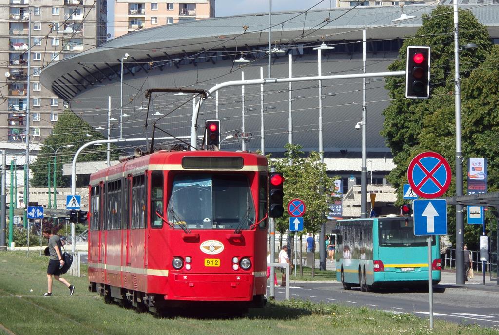 912
Za mną kolejny wyjazd - tym razem ponownie Katowice.
Na zdjęciu jeden z piętnastu wagonów typu Pt ( produkcji zakładów Düwag ) sprowadzonych z Frankfurtu nad Menem w towarzystwie MAN-a NL323-15 z PKM Jaworzno.
Słowa kluczowe: Pt 912 Katowice AlejaKorfantego