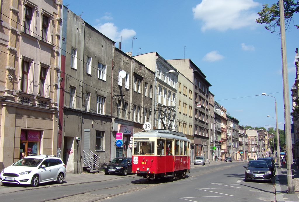 954
Będąc w Katowicach ponownie wpadłem na chwilę do Bytomia i na tamtejszą komunikacyjną atrakcję turystyczną, linię 38 widoczną na zdjęciu.
Do jej obsługi wyznaczone są dwie dwukierunkowe ( liniowe! ) eNki, z czego na trasę wyjeżdża jedna ( druga jest wtedy w rezerwie ). Polecam tam zajrzeć, bo w TŚ są plany zakupu dwóch wagonów specjalnie na tą linię i eNki będą rzadziej wyjeżdżać ( nie przez cały tydzień, np. tylko w weekendy ) - jednak ( edit 22.8.17 ) plan się zmienił, mają być dwie brygady - jedna na eNkę, druga na przyszłego niskowejściowca. Wagon na zdjęciu to rocznik 1949.
Słowa kluczowe: N 954 38 Piekarska Bytom