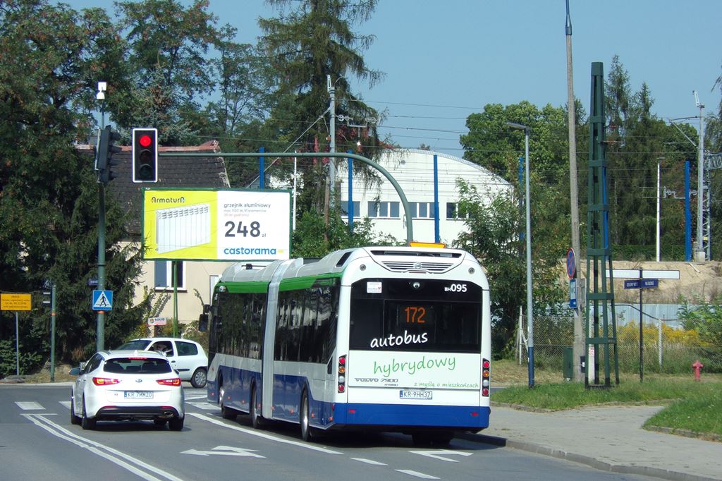 BH095
W zeszłym roku MPK Kraków kupiło dwanaście przegubowych hybryd Volvo 7900A. Wszystkie stacjonują w zajezdni Bieńczyce. To pierwsze fabrycznie nowe autobusy Volvo jakie kupiło MPK Kraków -  na początku lat 90-tych XX wieku eksploatowało sprowadzone używane pojazdy tej marki.
Słowa kluczowe: 7900AH BH095 172 NaBłonie