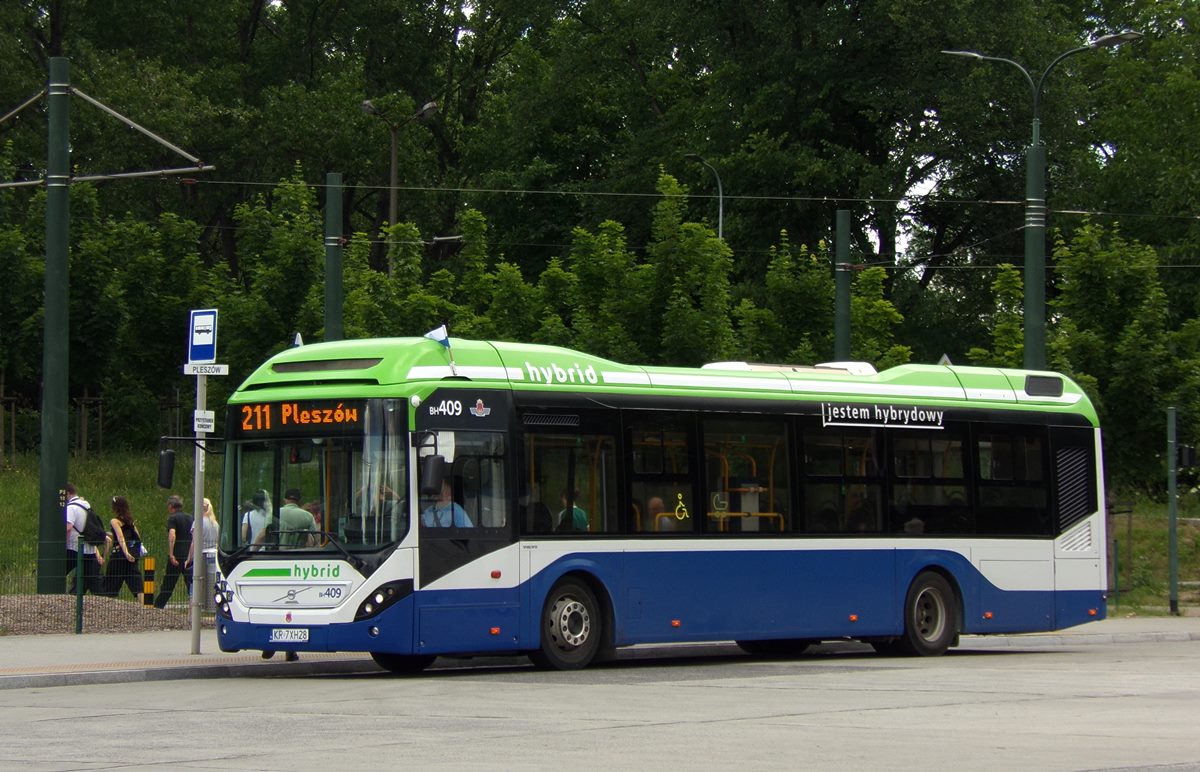 BH409
Jedyne krótkie Volvo w taborze MPK Kraków. Wóz pojawił się w mieście w grudniu 2019 r. w celu obsługi linii 773 w Skawinie - obsługiwał tę linię do czerwca 2020 r. ( do jej likwidacji ). Po wypożyczeniu wrócił do producenta. Autobus powrócił do Krakowa pół roku później ( ostatecznie w 2022 r. kupiony ) i przydzielony do zajezdni Bieńczyce.
Słowa kluczowe: 7900H BH409 Pleszów 211