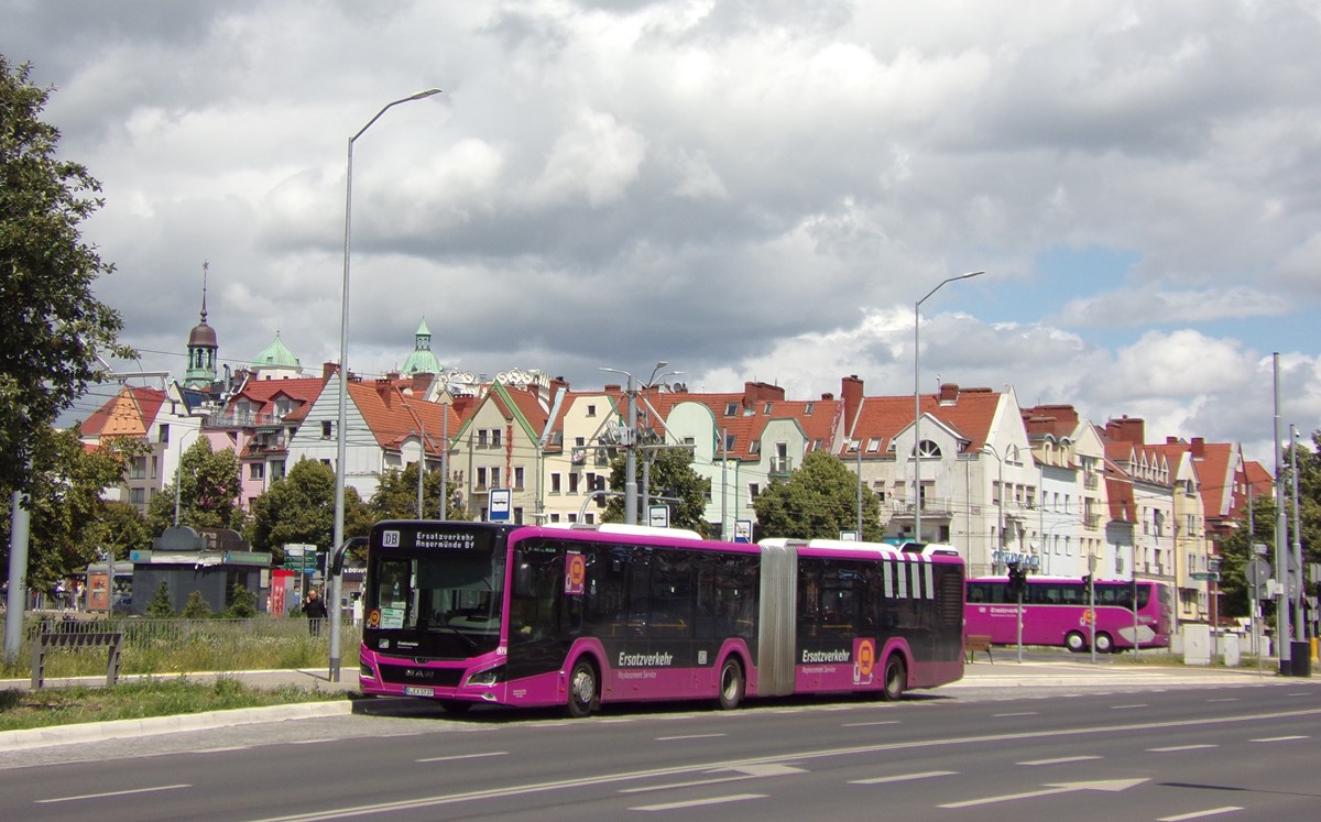 B EX 5737
MAN NG360 Lion`s City 18 EfficientHybrid ( rocznik 2022 ) z  DB Regio Bus Ost jako pojazd Zastępczej Komunikacji Autobusowej za pociągi na trasie Berlin - Angermünde.
Słowa kluczowe: NG360 B_EX_5737 NabrzeżeWieleckie