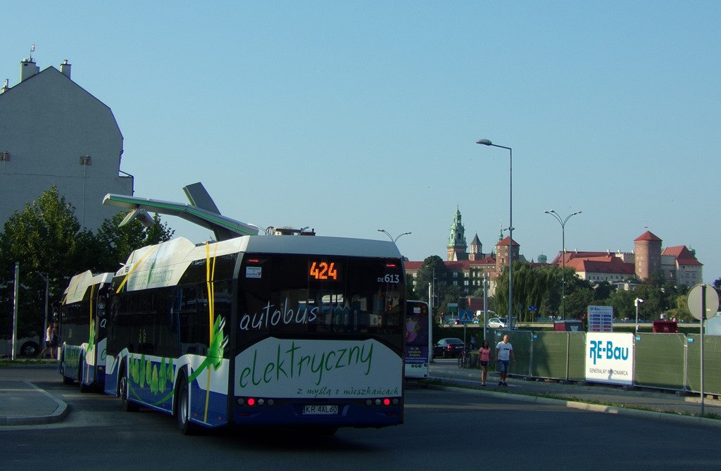 DE613
W tle Zamek Królewski na Wawelu.
Słowa kluczowe: SU12E DE613 424 OsiedlePodwawelskie