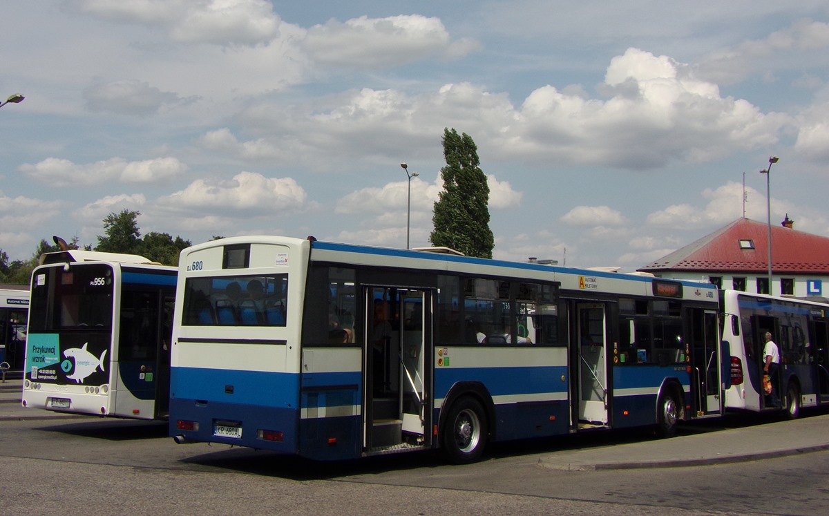 DJ680
W ramach wczorajszej KLM kursowała linia autobusowa - tym razem pośpieszna F na trasie Borek Fałęcki <=> Kombinat przez Rondo Matecznego, Rondo Grunwaldzkie, I obwodnicę, Rondo Mogilskie i Plac Centralny. Linię obsługiwało pięć autobusów: Jelcz 021-549, Ikarus 620-118, Ikarus 280.26-34260, Jelcz M11-12240 i Jelcz M121MB-DJ680.
Słowa kluczowe: M121MB DJ680 F BorekFałęcki