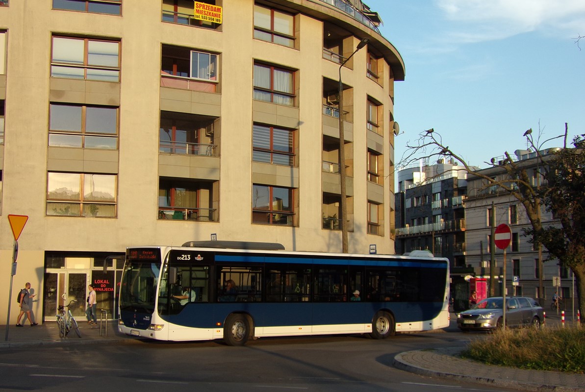 DO213
Jeden z pierwszych ośmiu krótkich MB Citaro w MPK Kraków.
Słowa kluczowe: O530 DO213 100 Salwator