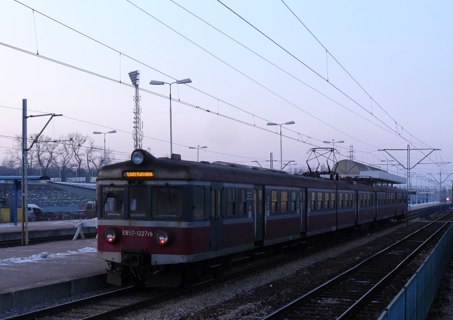 EN57-1227
EN57-1227 ( rok produkcji 1978 ) wówczas PR Łódź, obecnie PR Poznań wieczorową porą.
Słowa kluczowe: EN57-1227 EN57 ŁódźKaliska