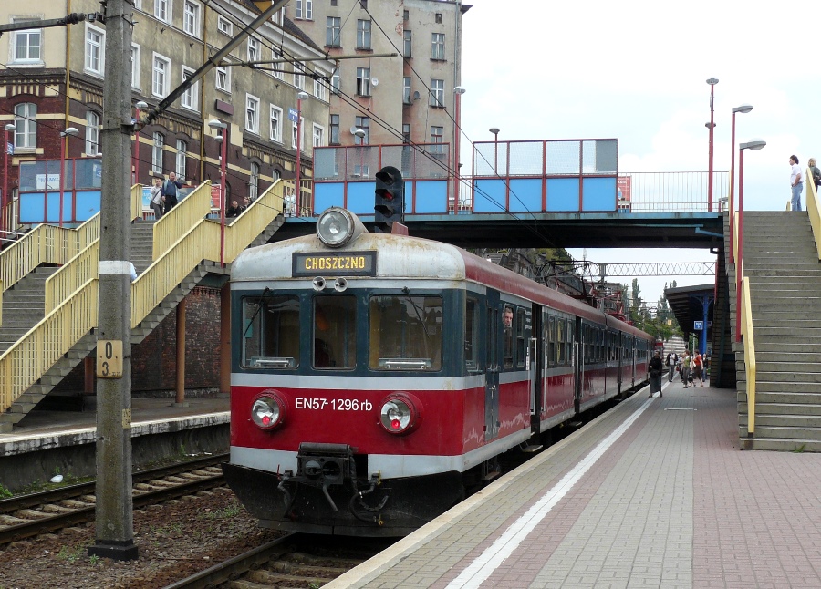 EN57-1296
Rodowity szczeciński kibel ( r.p. 1979 ) czeka na odjazd jako pociąg do Choszczna.
Słowa kluczowe: EN57 EN57-1296 SzczecinGłówny