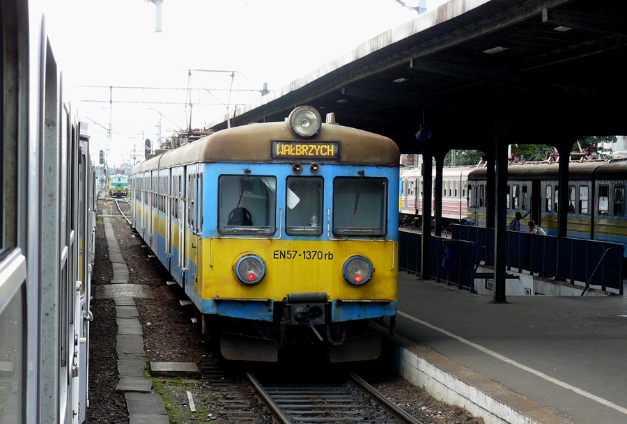 EN57-1370
Kibel ( r.p. 1980 ) z PR Poznań czeka na odjazd jako pociąg do Wałbrzycha.
Słowa kluczowe: EN57-1370 EN57 PoznańGłówny