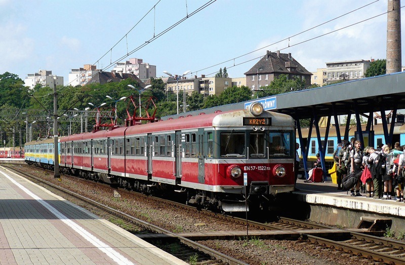 EN57-1522
Rodowity szczeciński kibel ( r.p. 1983 ) jako pociąg relacji Szczecin => Krzyż. Preludium do kolejnych zdjęć ze Szczecina. Początki mojej przygody z fotografią, toteż ta tabliczka może trochę przeszkadzać.
Słowa kluczowe: EN57-1522 EN57 SzczecinGłówny