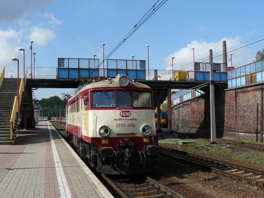 EP07-1050
Należący wtedy do PKP PR budyń, a obecnie do PKP IC Zakład Północny. Ex. EU07-313 ( modernizacja luty 2008 ). Tu w trakcie manewrów.
Słowa kluczowe: EP07 EP07-1050 SzczecinGłówny