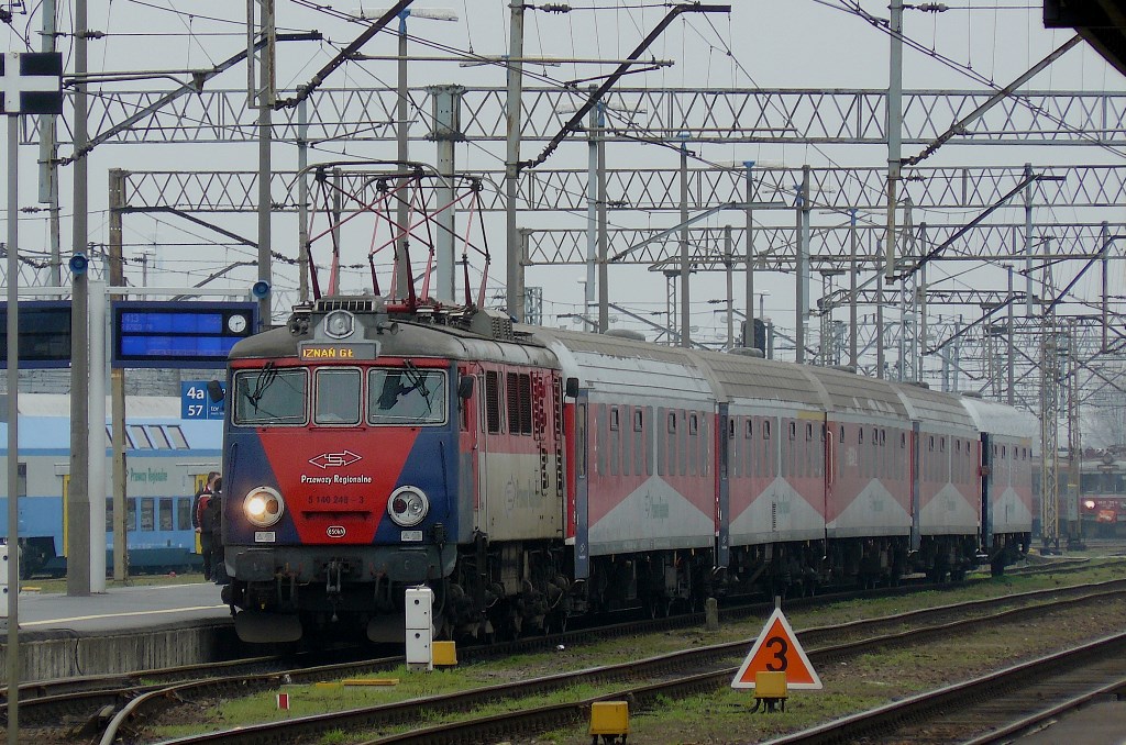 EP07P-2004
Papuga z Oddziału Wielkopolskiego PR z Regio 67923 Wrocław - Poznań na stacji końcowej.
EP07P-2004 - 91 51 5 140 248-3: rok produkcji 1973 ( jako EU07-232 ), II naprawa główna 12.2012 ( połączona z modernizacją + zmiana oznaczenia na EP07-2004 - później zmienione na EP07P-2004 ), ostatnia naprawa 2.2017 ( druga rewizyjna po II NG ).
Słowa kluczowe: EP07P EP07P-2004 PoznańGłówny 