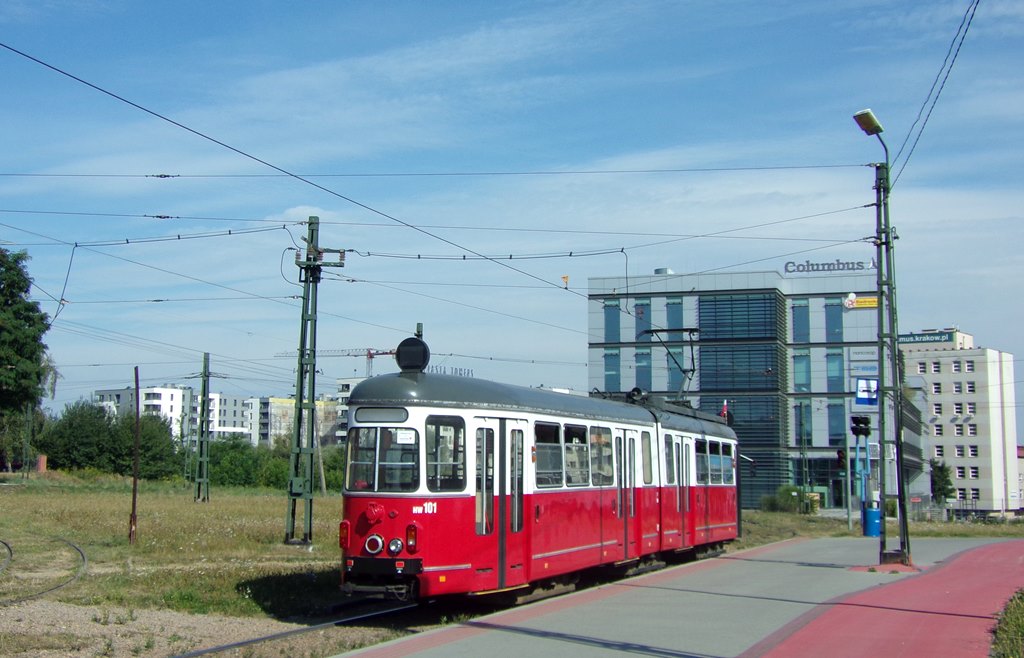 HW101
HW101 to pierwszy wagon typu E1 z Wiednia jaki trafił do Krakowa. W mieście jest od 2003 roku, zaś liniowo jeździ od lutego 2004. Od pozostałych różni się tym iż jest mniej zmodyfikowany i posiada inne barwy - oryginalne swojego poprzedniego właściciela - Wiener Linien.
Wagon wyprodukowany w 1968 roku przez zakłady Lohner.
Słowa kluczowe: E1 HW101 21 OsiedlePiastów