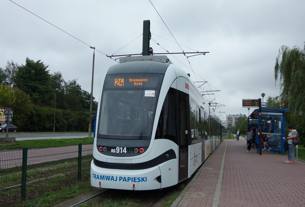 RG914
Tramwaj Papieski od tyłu. To tym tramwajem w dniu 28.7.2016 w trakcie Światowych Dni Młodzieży jechał papież Franciszek. Z tej okazji wagon RG914 z zajezdni Podgórze został oklejony w okolicznościowe barwy i specjalne napisy. Wagon nazwany Tramwajem Papieskim, po włosku Tram del Papa.
Słowa kluczowe: 2014N RG914 24 Witosa