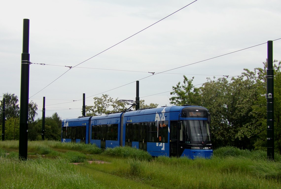 RY826
Od stycznia tego roku tramwaje dowożą pasażerów do najnowszej pętli tramwajowej w Krakowie - w Górce Narodowej, znajdującej się na północy Krakowa. Już wcześniej tramwaje docierały tu po wydłużeniu trasy tramwajowej na Krowodrzą Górkę, które miało miejsce we wrześniu 2023 r.. Jednakże końcowym przystankiem był ZP Papierni Prądnickich, do samej pętli tramwaje dojeżdżały przejazdem technicznym z prostego powodu - pętla nie była gotowa do obsługi pasażerów ( m.in. niedokończone przystanki ).
Słowa kluczowe: Tango RY826 50 GórkaNarodowaP+R