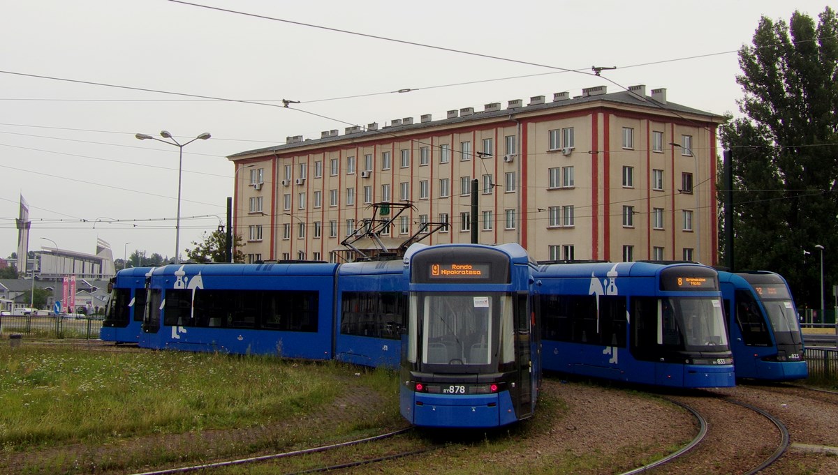 RY878
Z lewej strony zdjęcia widać Sanktuarium Bożego Miłosierdzia, zaś bliżej tramwajów znajduje się budynek dyrekcji dawnych Krakowskich Zakładów Sodowych "Solvay".
Słowa kluczowe: Tango RY878 9 BorekFałęcki