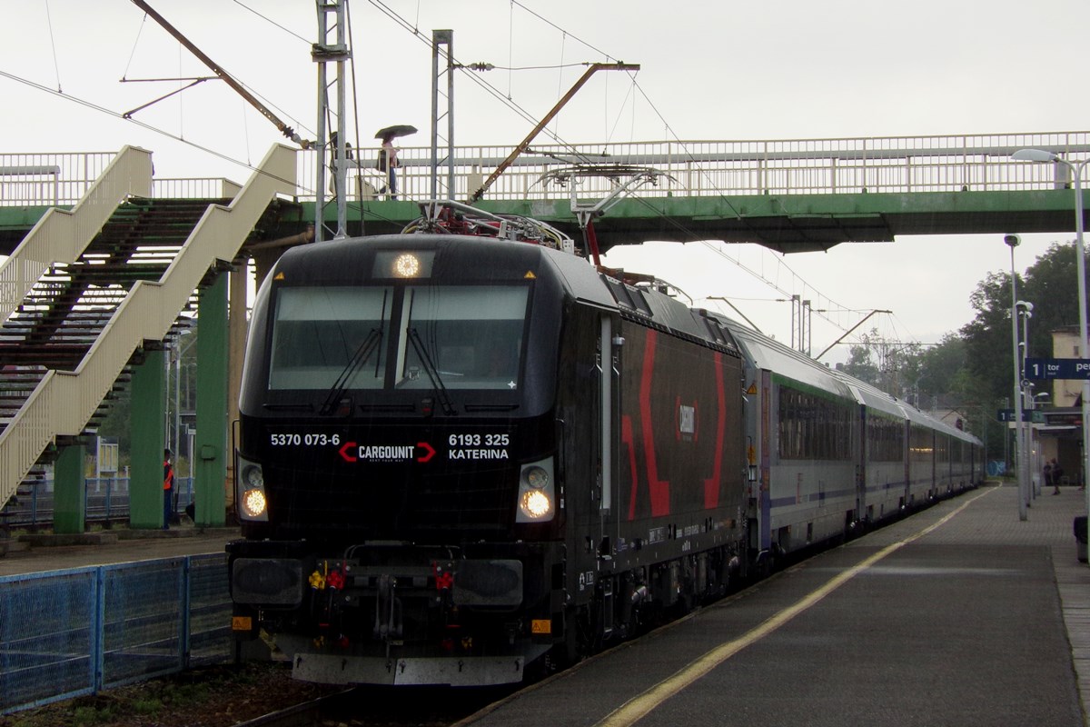 X4EA-325
X4EA-325 ( 6193 325, EVN-91 51 5 370 073-6, rocznik 2024 ) własność Cargounit, a użytkowany przez PKP Intercity. Tu z pociągiem EIP 4504 Bielsko-Biała => Gdynia ( skład zastępczy ).
Słowa kluczowe: X4EA X4EA-325 Bielsko-BiałaGłówna