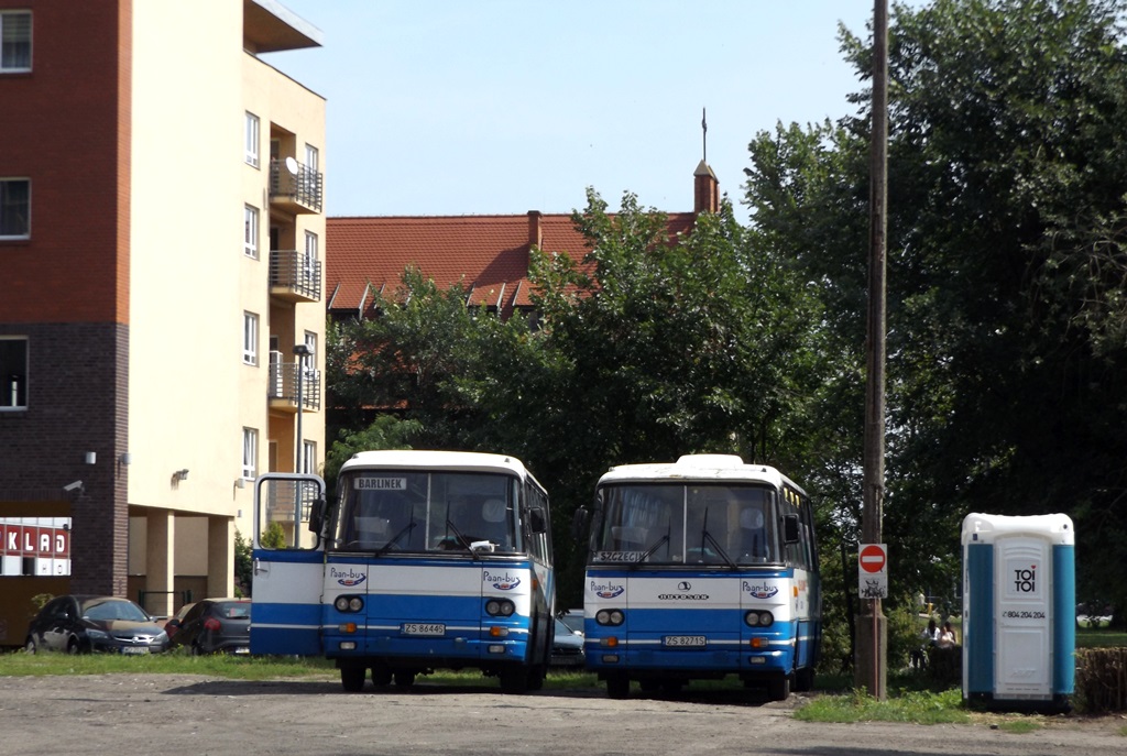 ZS 8644S
Trafiły się dwie klasyczne klamki. Należą do prywatnego przewoźnika Paan-Bus ze Szczecina, który obsługuje połączenia do różnych miejscowości w woj. zachodniopomorskim ( np. Barlinka, gdzie udała się tytułowa klamka ) i poza - do Gorzowa Wlkp. 
Dysponuje taborem składającym się wg phototransu m.in. z 12 Autosanów H9-21( z różnych roczników produkcji, jeśli się nic nie zmieniło to pięć powinno nadal mieć oryginalne przody i tyły ), dwóch Autosanów H9-21.41 ( mają zmienione przody i tyły ), trzech Autosanów A1010T, dwóch MB O407, dwóch Setr i jednego MB O550 oraz mikrobusów. Strona firmy: www.paanbus.pl 
Od lewej: Autosan H9-21 - ZS 8644S ( rocznik 1989 ) i Autosan H9-21 - ZS 8271S ( rocznik 1980 ) - obie w Paan-Busie od 2005 roku.
Słowa kluczowe: H9-21 ZS8644S ZS8271S Dworcowa