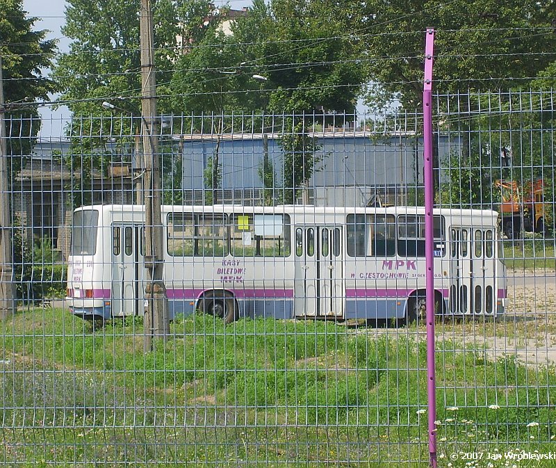 231
Ikarus 260 służący jako kasa biletowa. wyprodukowany w 1983 roku, obecnie odstawiony. Sorry za siatkę, inaczej nie dało rady go cyknąć. Dodatkowym utrudnieniem była pieniąca sie ze złości ochrona i "agenci" MPK krążący w swoich słuzbowych żukach dookoła zakładu:P
Słowa kluczowe: IK260 231 Częstochowa kasa zajezdniaMPK