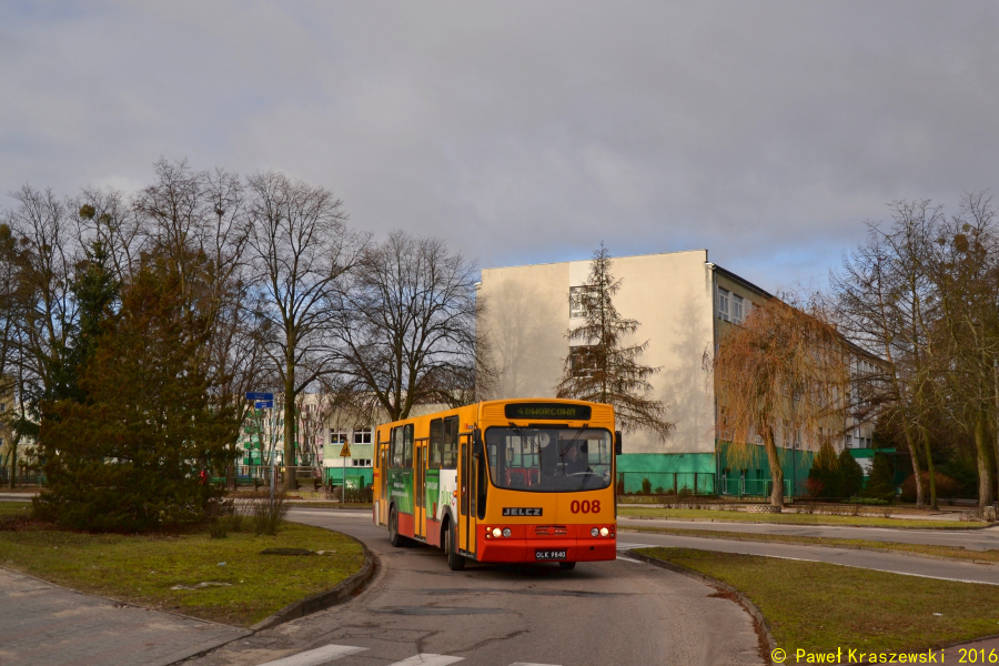 008
Na jelczańskim szlaku - odcinek 2: Iława.

W tym malowniczym mieście położonym na Pojezierzu Iławskim jeżdżą wciąż 4 sztuki popularnych peerek. Jedna z nich została w ostatnich dniach wycofana, natomiast widoczna na zdjęciu jest wystawiona na sprzedaż. Dodając do tego trzy wycofane psiuki i jednego kwadrata i mając na uwadze, że używanych Solbusów zakupionych z Olsztyna jest 6, można wnioskować, że 3 Jelcze zostaną jeszcze na służbie. Czy tak będzie? Czas pokaże.
Słowa kluczowe: PR110M 008 4 Iława Smolki Najelczańskimszlaku