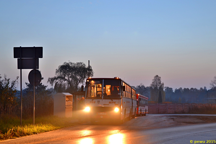 358
Dziś zapraszam na małą serię nocnych zdjęć z, jeszcze aktualnej, stolicy Ikarusów. Mam nadzieję, że mimo różnych niedoskonałości będzie się je oglądało z przyjemnością i liczę również na pomocne wskazówki odnośnie co mogę poprawić w swojej nocnej fotografii. Na pierwszym zdjęciu harmonijkowiec odpoczywa na pętli przed drogą powrotną do miasta.
Słowa kluczowe: IK280 358 23 Częstochowa Leśna