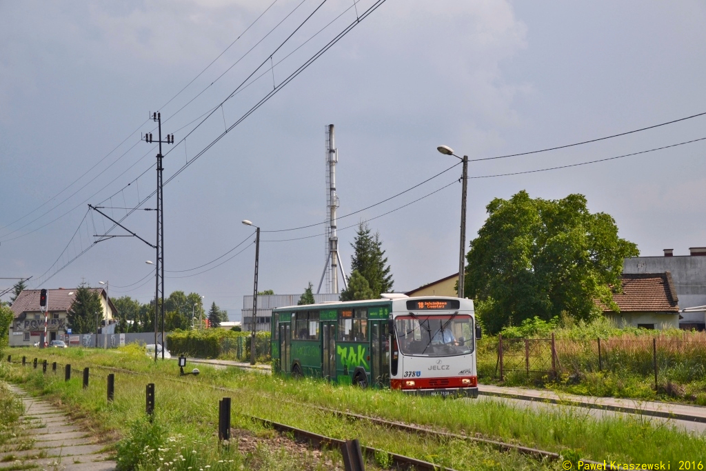 378
Na jelczańskim szlaku - odcinek 26: Nowy Sącz.

Kolejnym miastem w województwie małopolskim w którym można spotkać Jelcza w starej budzie jest Nowy Sącz. Miejscowe MPK posiada dwie sztuki takich kwadratów i oba mają swoich stałych kierowców oraz przydziały. Dzięki temu jeszcze trochę czasu pojeżdżą.
Słowa kluczowe: 120M 378 18 NowySącz Asnyka Najelczańskimszlaku