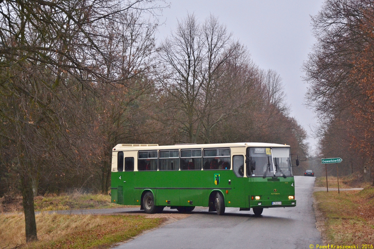 ETM 4CS4
Następnie przyszła kolej na Autosana w wojskowych barwach należącego do urzędu gminy w Żelechlinku, który obsługuje przewozy szkolne w tamtejszym zespole szkół.
Słowa kluczowe: H10 ETM4CS4 szkolny Żelechlinek Susika UGŻelechlinek