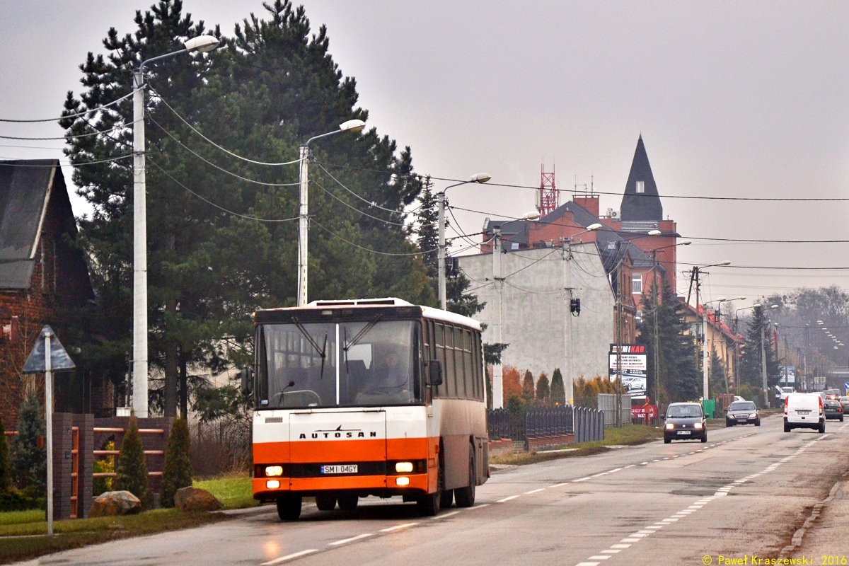 SMI 04GY
Drugi "Heweliusz", którego udało mi się sfotografować i zarówno jeden z dwóch, które jeszcze jeżdżą 4 razy dziennie wozi pracowników kopalni Budryk w Ornontowicach do szybu w Chudowie.
Słowa kluczowe: H10 SMI04GY pracowniczy Ornontowice Zwycięstwa