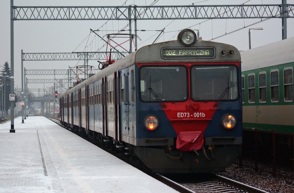 ED73-001
Rodzynek relacji Warszawa Wschodnia - Łódź Fabryczna czeka na odjazd z Koluszek.
Słowa kluczowe: ED73-001 Koluszki