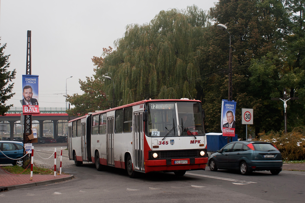 345
30-letni ikarus podczas ostatnich tygodni służby miastu. Kończy się epoka ikarusa. MPK Częstochowa w zamian za dofinansowanie kupna 40 hybrydowych Solbusów zobowiązało się do skasowania 48 "starych" pojazdów. Pierwsze z nowych wozów mają zacząć przychodzić na początku listopada.
Słowa kluczowe: IK280 345 12 Łukasińskiego