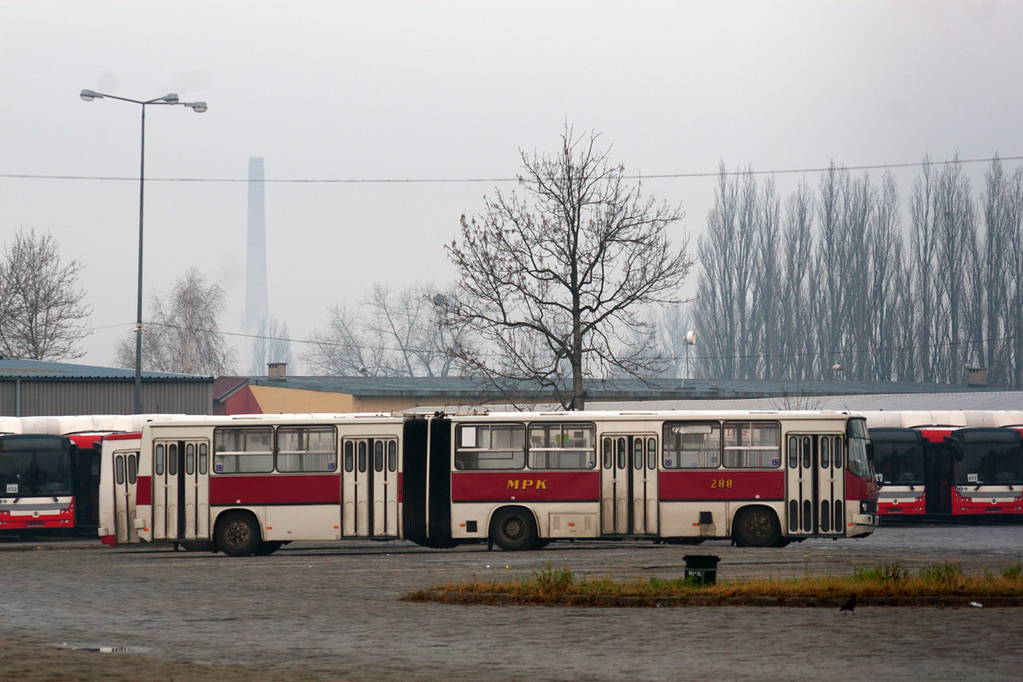 288
Na pierwszym planie prześliczny ikarus z prześlicznymi napisami od szablonu, a w tle jego pogromcy. Czy będą choć w połowie tak dobrzy jak on? Czy dożyją chociaż 20 lat, nie mówiąc o 30? MPK dobrze wie, jak dbać o swoje srebra rodowe. Przychodzi nowe, nieznane... Foto zza płota.
Słowa kluczowe: IK280 288 zajezdnia