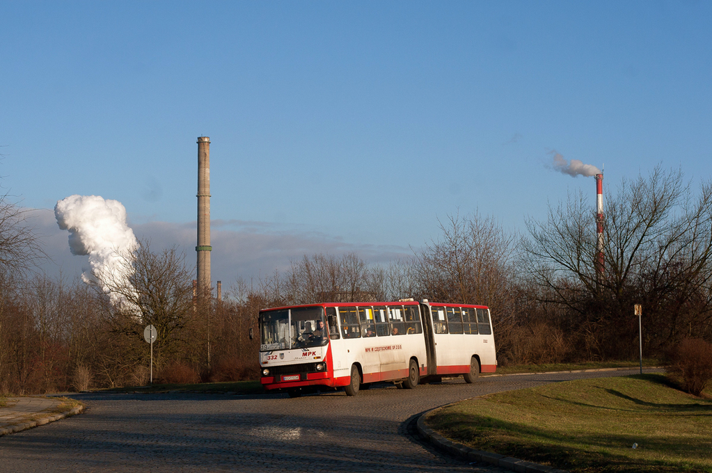 332
Pięciobiegowy lewarek #332 na dodatku linii 19 objeżdża klimatyczne, brukowane Rondo Reagana i zmierza z pętli Walcownia na terenie huty Guardian (której zabudowania widać w tle) w stronę Żabińca. Żeby nie być gołosłownym, jest to dowód na to że najstarszy w taborze MPK Częstochowa i w całej Polsce (rok produkcji 1984!) kursujący liniowo pojazd żyje, ma się dobrze i nadal wozi pasażerów.
Słowa kluczowe: IK280 332 19 RondoReagana