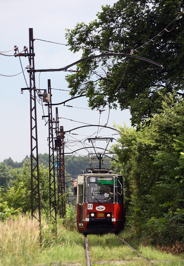 633
Pod koniec trasy 27ka jeździ praktycznie przez krzaki. Jest linią która kursuje 24 godziny na dobę, z Pogoni wykonuje 3 nocne kursy, o 0:49, 2:19 i 3:24. Nieźle.
Słowa kluczowe: 105Na 633 27 Porąbka