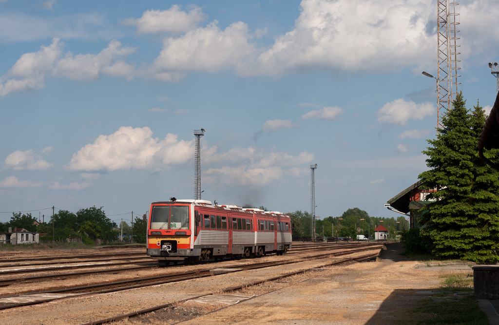 416 025
Sielankę słonecznego, spokojnego popołudnia na prowincjonalnej stacji Bataszek z hukiem i piskiem przerwał wjazd tego otoż wehikułu. Odjechał po chwili w stronę miasta Baja. Ktoś wie co to jest? Myślałem, że to jakiś Ganz, ale z przodu ma jakby znaczek Metrowagonmasza...
Słowa kluczowe: 416 025 Bataszek