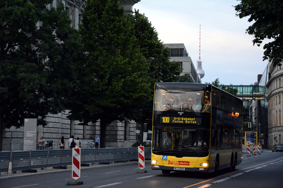 3532
Piętrowy MAN zaraz minie Reichstag.
Słowa kluczowe: LionsCityDD 3532 100 Niemcy Berlin Scheidemannstraße Kiel