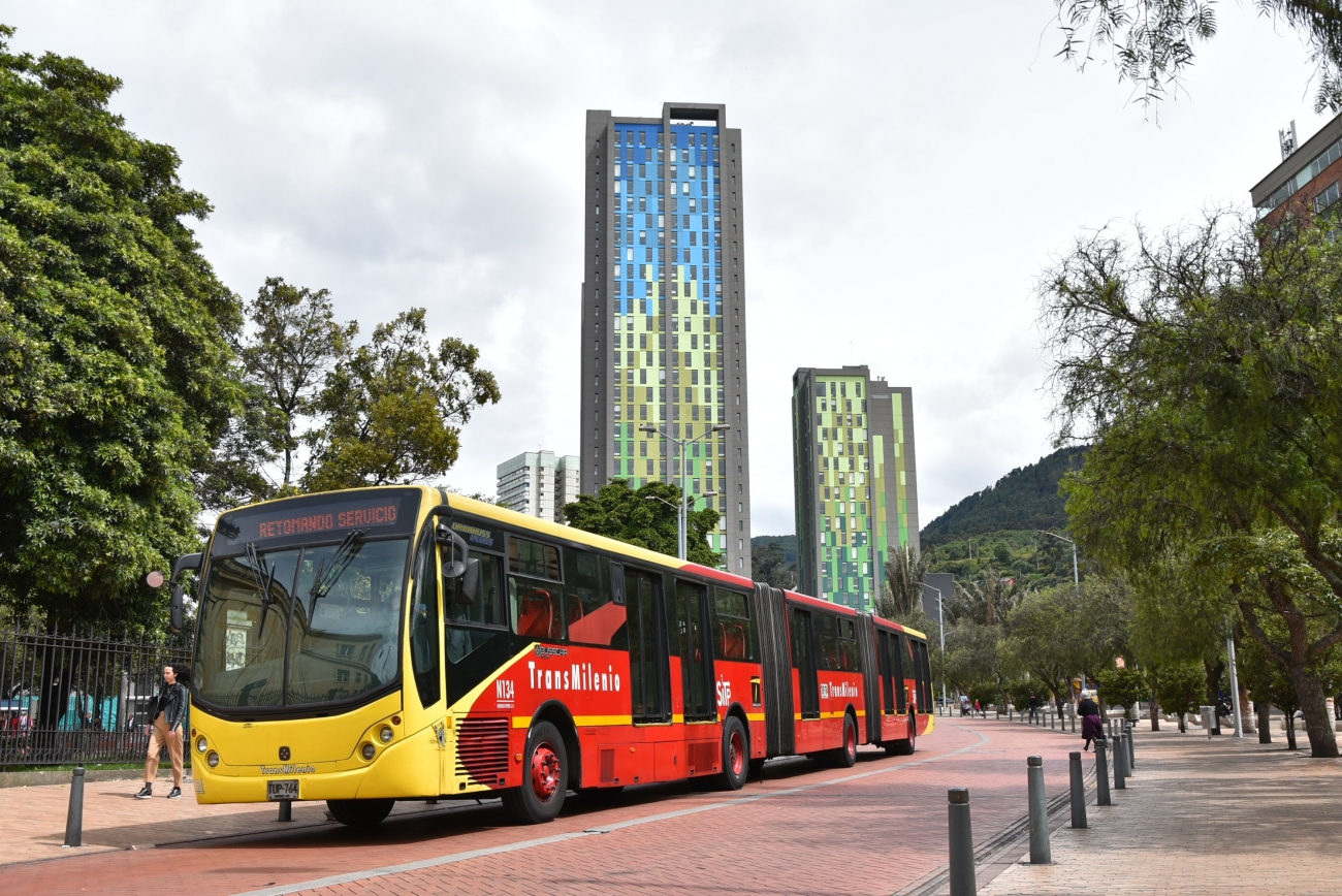 Bogota
Trójczłonowy, czteroosiowy Metrobus w centrum kolumbijskiej stolicy.

Foto: P.B. Jezierski
