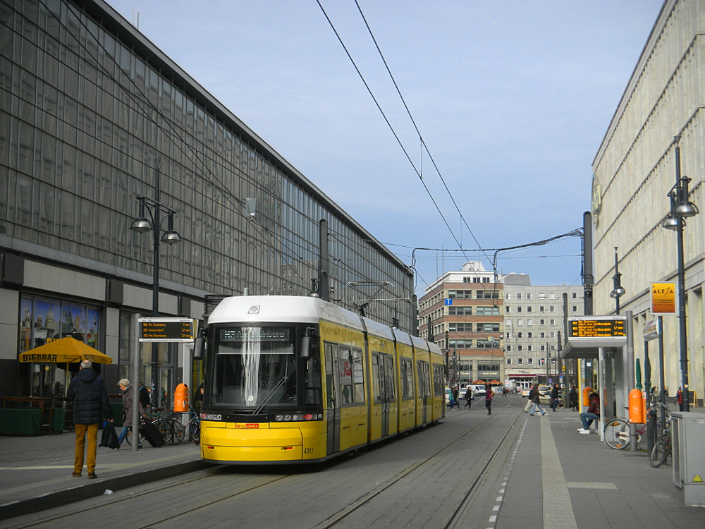 4017
Całkiem przyjemne te Bombardiery są.
Słowa kluczowe: BombardierFlexity 4017 M2 Dircksenstraße Berlin