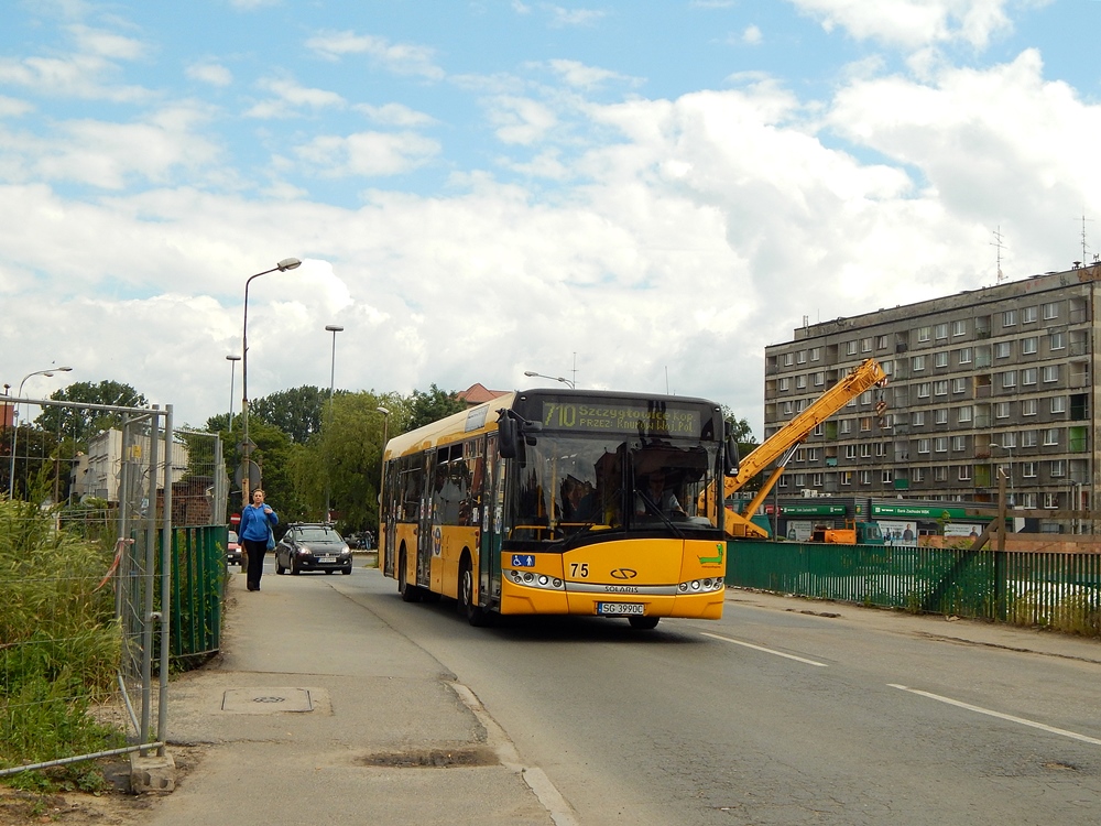 75
Solarka z PKM Gliwice mknie przez plac budowy.
Słowa kluczowe: SU12 75 710 Dworcowa