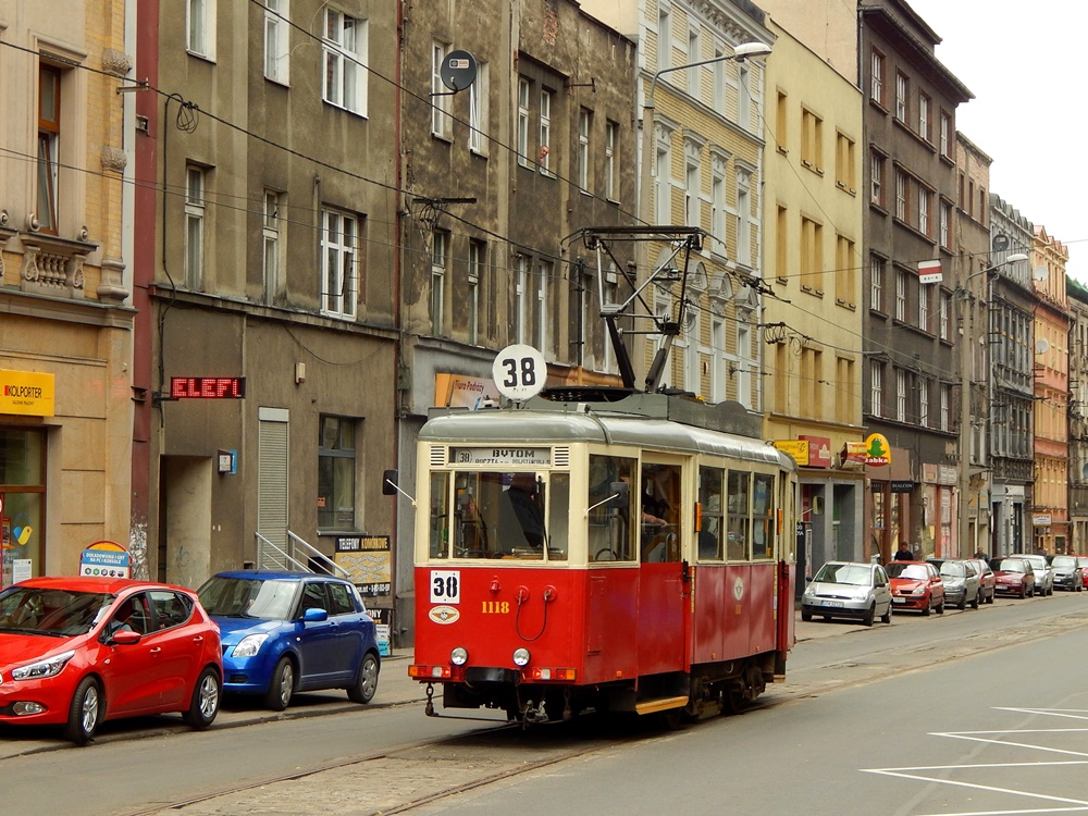 1118
Ostatnia liniowa eNka jak codziennie obsługuje linie 38. Trasa ta posiada aż 5 przystanków, lecz frekwencja jest całkiem przyzwoita. Tramwaj kursuje co 20 min.
Słowa kluczowe: 4N 1118 38 Piekarska