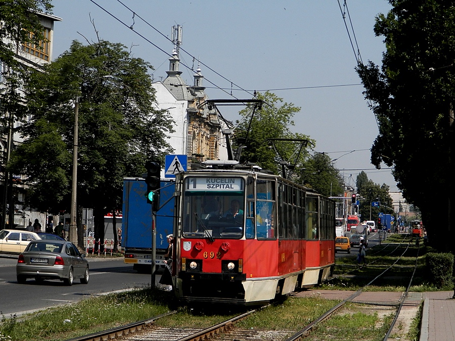 692
Wszystkie 105-tki w Częstochowie są bardzo dobrze zachowane. Linia 1 jaki i 2 są w 100% wysokopodłogowe. Linia 2 kursuje na trasie skróconej linii 1 w stronę Kucelina a w drugą stronę przebiera się na 1 tak jak u nas 17+37.
Słowa kluczowe: 105Na 692 1 Częstochowa alejaKościuszki